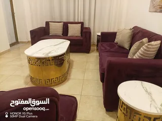  11 جلسة فاخرة بتصميم عصري وألوان ملكية! طقم كنب متكامل باللون العنابي الغني، قماش مخملي ناعم ومريح