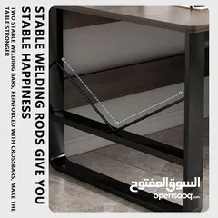  7 مكتب فاخر بتصميم عصري أنيق سطح خشبي متين بلون داكن فاخر يعطي لمسة فخامة .
