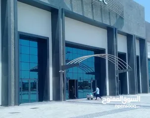  4 (محل تجاري للبيع خلو )مع سدة كاملة على طول المحل