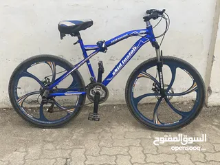  1 دراجة هوائية زرقاء