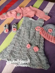  20 طقم كروشيه فاخر شغل يدوي 4 قطع: طاقية، جكيت قصير، فستان، كلكول.  لون سكني وزهري.