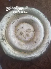  2 صحن كبير نحاس قديم  لذا حدا بيعرف شو حضارته وتاريخه وكم سعره يكتب هون