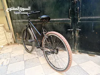  2 بسكليت فيه بريك خلفي وامامي و فيه غيارات كوشوك نضيف وجديد و مقعد طبي