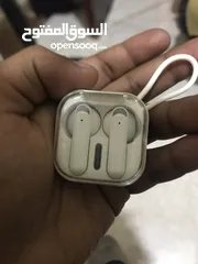  1 سماعات ايربودز  نوعيه ممتازه جدا جدا اشتريتها 35 دينار وبدي ابيعها 20 دينار سماعات عضم ومريحات لإذن