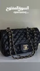  5 شنط شانيل حجم وسط   كوبي ون بنفس شكل الأصلي وبخامة عملية جدًا! وأنيق و انوثي متوفر بلون احمر و اسود