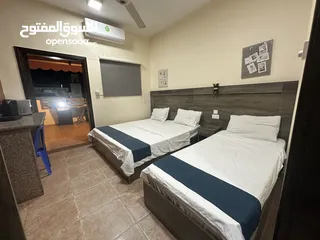  6 غرف وشقق فندقية نظيفة على البحر وبجانب السوق، موقع ممتاز، مطاعم، موقف عام، بلكونات، انترنت، مكيفات.
