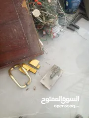  3 باب خشب بحاله جيده كامل بسعر جيد وماكنه سيكوريت مع اكسسوارت الباب ايطاالي