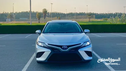 2 2018 Toyota Camry Limited Hybrid