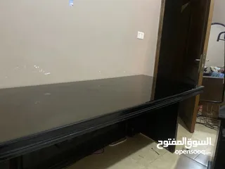  8 مكتب للشركات خشب اصلي مستعمل يوم واحد بحاله جديده و مكتب صغير يوجد معو