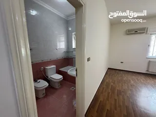  19 شقه طابق اول 190 متر خلف سوق السلطان