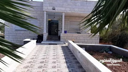  1 منزل مستقل فلات مساحة 200م على أرض 758م للبيع في اربد - شارع البتراء - حوارة