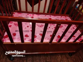  8 تخت بيبي عدد 2 ازرق و زهري اندونيسي مع الهزاز للتواصل