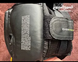  4 خوذة EVERLAST حماية رأس رياضيه للألعاب القتاليه اصليه ميه بالميه بحالة الوكاله فعليا وعلى الفحص