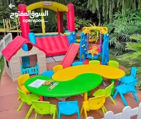 2 طاولة اطفال شكل هلالي بلاستيك مقوى ارجل حديد   . متوفر خدمة التوصيل