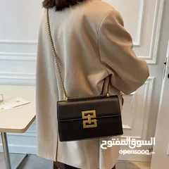  7 حقيبة كتف نسائية أنيقة بحزام سلسلة ـ لون أسود أو بني ـ تصميم معدني فاخر
