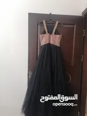  2 فساتين سهرة مقاس s/m جودة ممتازة جدا ملبوس لبسة واحدة فقط بحالة الجديد...لون أسود واحمر وأخضر