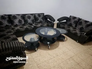  4 طقم كنب كورنر ثمانية مقاعد  تفصيل بحاله ممتازة وطقم الطاولات لا يشمل البيع
