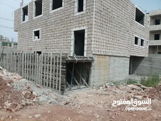  3 مخازن للإيجار+ باركينج+ طابق فوق المخازن  تصلح لمعارض (الموقع ممتاز ) يبعد عن دوار رافات 20متر