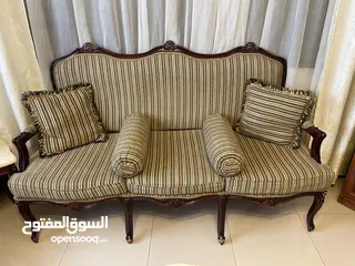  2 طقم كنب فرنسي 9 مقاعد بحالة ممتازة للبيع