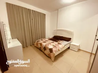  3 الشارقه الخان برج الروز شقه ثلاث غرف وصاله و3حمامات بلكونه مساحه كبيره