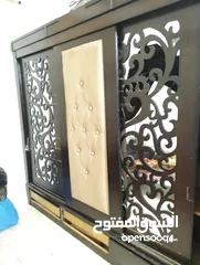  1 خزانة بنية مع كومودينة وشماعة