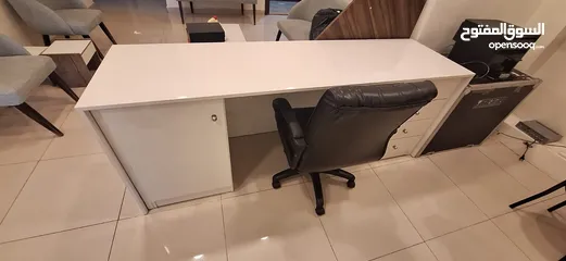  8 تخت لعيادة طبية ومكتب وطاولة