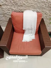  1 طقم راتان ثلاثية و 2 مفرد + طاولة
