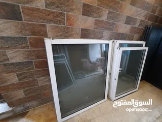  1 شبابيك المنيوم لون ابيض زجاج أخضر بحال الوكاله عدد15