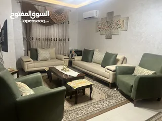  1 طقم كنب 7مقاعد للبيع بسعر ممتاز باللون البيج والاخضر