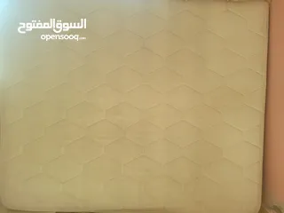  1 فرشة زمبركيه بحالة جيده صحيح فيها طبع عصير ولكن بحالة الوكالة   العرض 181 m طول 200 m
