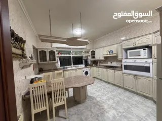  18 شقة طابق اخير 220م للبيع ضاحية الرشيد