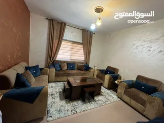  2 كنب سبع مقاعد شبه مستعمل بحالة الجديد مع طقم طربيات  الكنب معه  عدد من القرن بلون تركوا ز