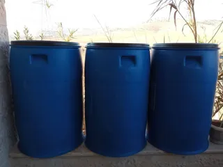  2 براميل بلاستيك نظاف جدا للبيع