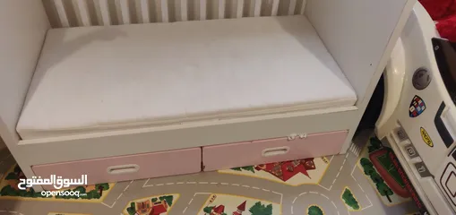  2 سرير اطفال مع مرتبة من IKEA