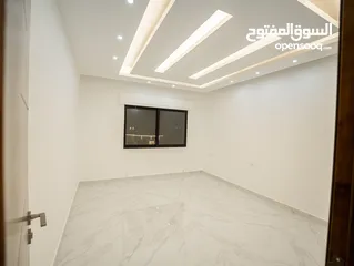  12 شقة طابق ارضي مساحة 200 م و 250م خارجي مع كراج خاص