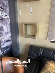  1 رفوف للبيع لون ذهبي خشب زان ثقيل  جدا. تعال وشوف عدد 6 بسعر مغري قابل للتفاوض