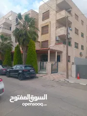  1 شقة ارضية للبيع مساحتها 173 م مع كراج وحديقة جانبية وخلفية ومع ترس امامي , مكونة من 3 غرف نوم