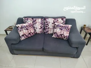  3 طقم كنب 7 مقاعد بحالة جيدة البيع بسبب السفر ثلاثية وثنائية و2 مفارد