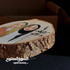  5 لوحة خشبية للمكتب او الغرفة حسب الطلب ويتوفر رسم اشخاص مناسبة ك هدية لرفقاتك