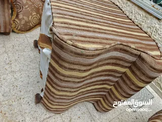  24 كنب كلاسيك للبيع من اربع قطع مناسب لصالون ومناسب غرفة جلوس ومناسب لغرفه ضيوف خشب اوزان ابيض