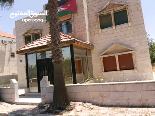  8 شبابيك المنيوم و ابواب و تراس خارجي وأبواب خشب داخليه وخارجية وأبواب حديد  رئيسية..