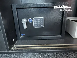  13 اثاث مكتب فاخر استعمال بسيط جدا - شبه جديد بسبب السفر