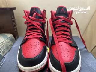  2 Air Jordan 1 mid red and black