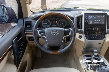  14 Toyota Land Cruiser Gx-r 2017   السيارة بحالة الوكالة و قطعت مسافة 118,000 كم فقط