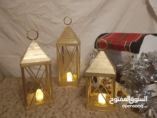  4 فانوس بمقاسات متناسقة مع اضاءة على شكل شمعة