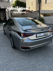  2 LEXUS. ES300 Mod 2019