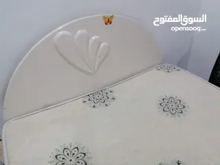  2 كبت وسرير لغرفة نوم عائلية بحالة جيدة