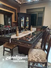  8 طاولة سفرة مع 8 كراسي ديكورات وخزانه ومرايه معها خزانه