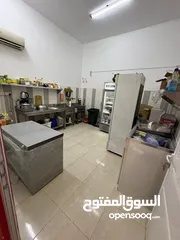  3 مقهي للبيع كامل المستلزمات داخله شبه جديده ويوجد ماكينه شاورما عدد 3 طاولة كامله 2 ثلاجه طاوله تحضير