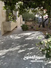  11 شبه فيلا موقع مميز جداً